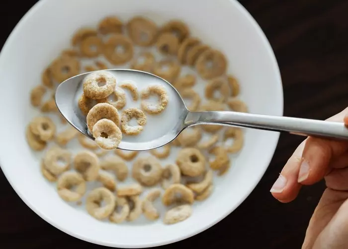 Una cuchara con leche y cereales