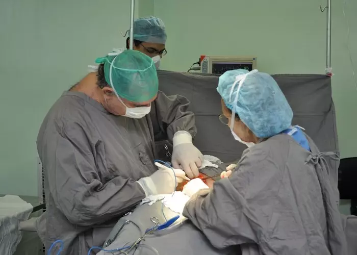 En kirurg, der udfører et kejsersnit