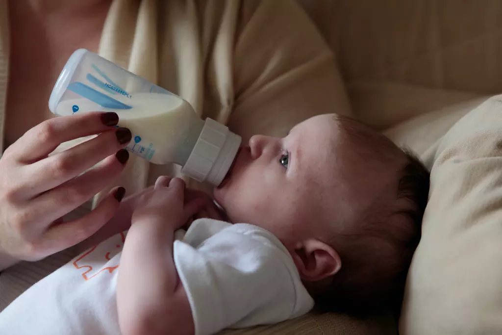 bebé tomando leche materna