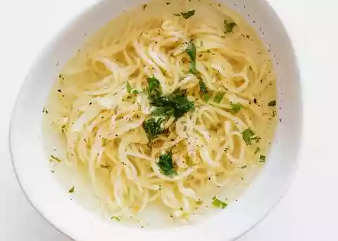 Una sopa muy ligera de fideos