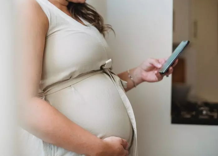 Женщина читает, полезна ли ходьба беременным