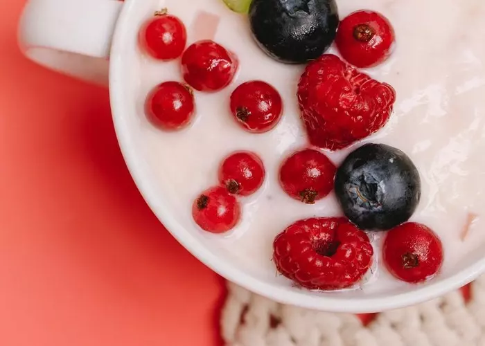 Un yogur natural con frutas