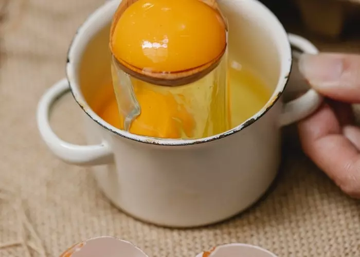 Un huevo en una taza