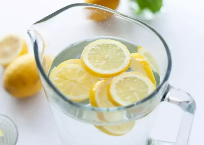 Agua con limón para adelgazar