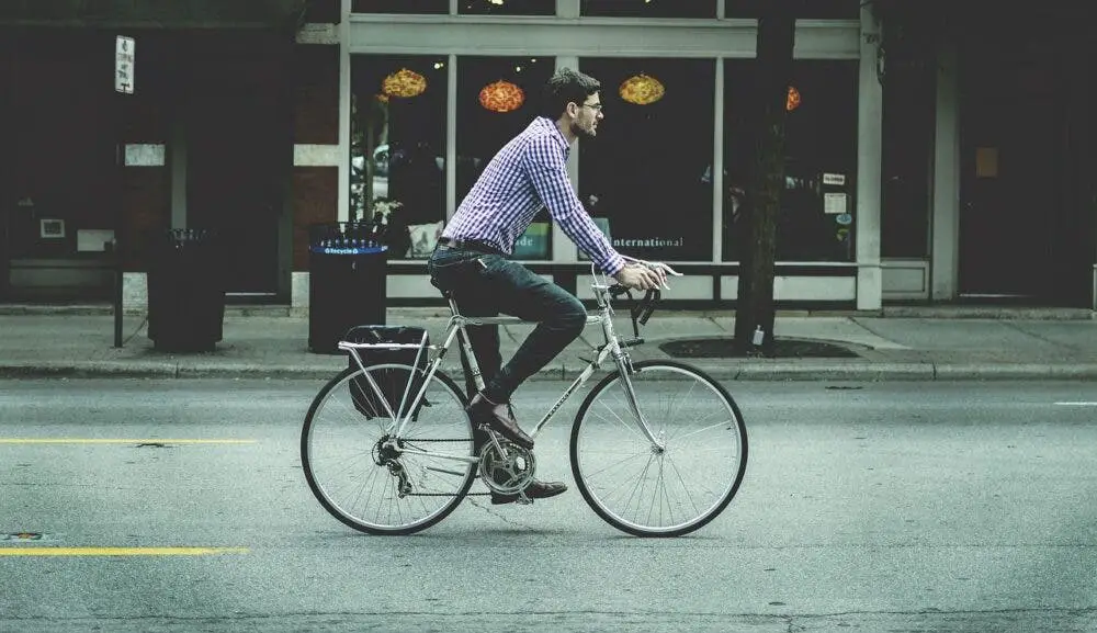 Hombre montando bicicleta de carretera