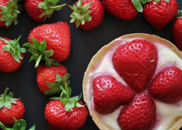 En dessert med jordbær