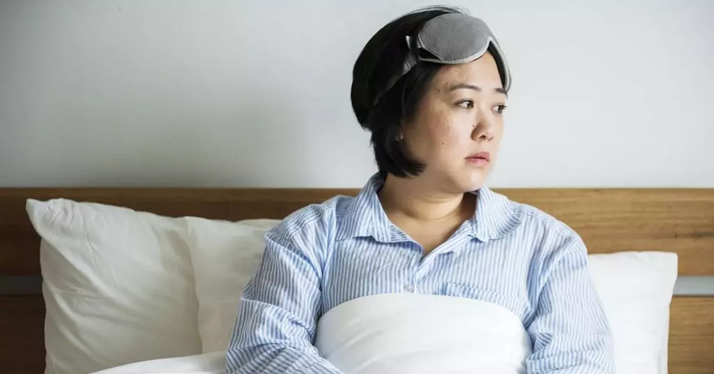 nainen, jolla on turvonneet silmäluomet heräämisen jälkeen