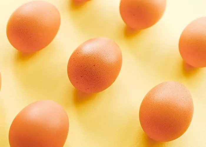 Verschillende huevos encima de un mantel amarillo
