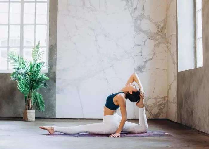 Una mujer practicando yoga