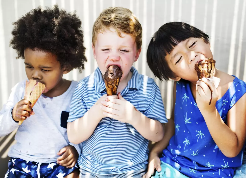 niños con un atracón de helado