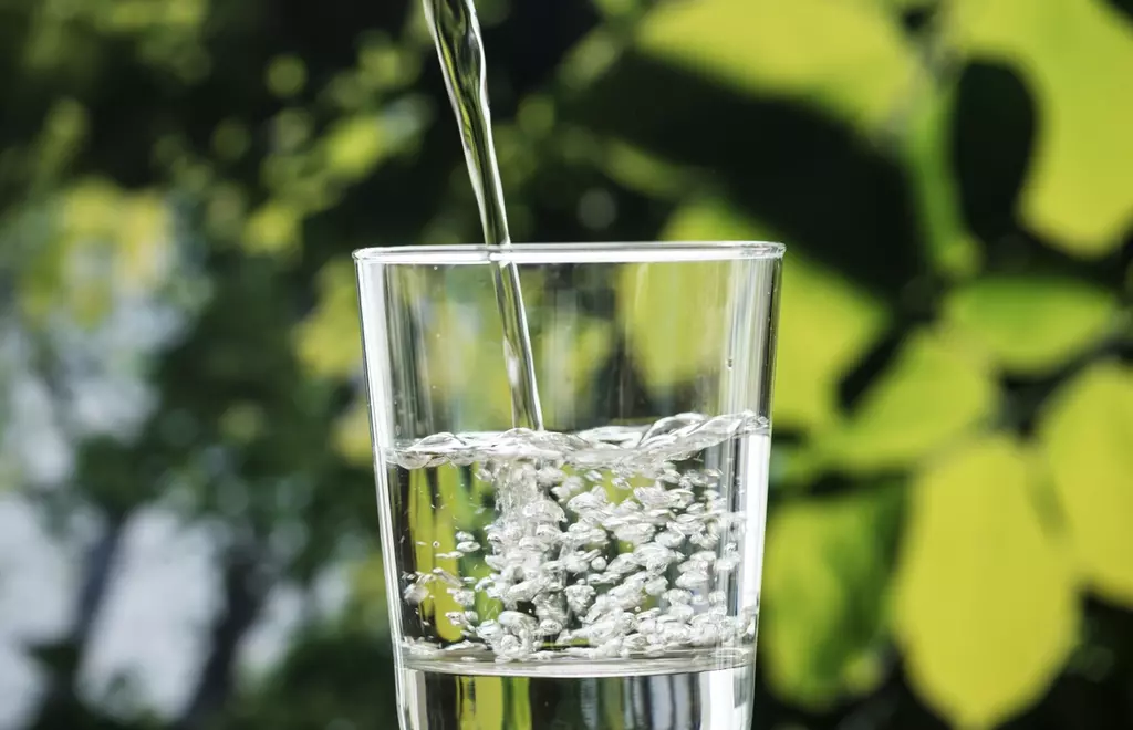 vaso de agua destilada