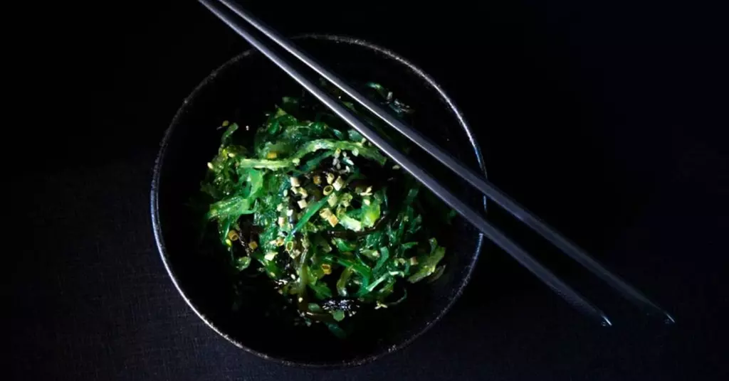 alga wakame en un plato