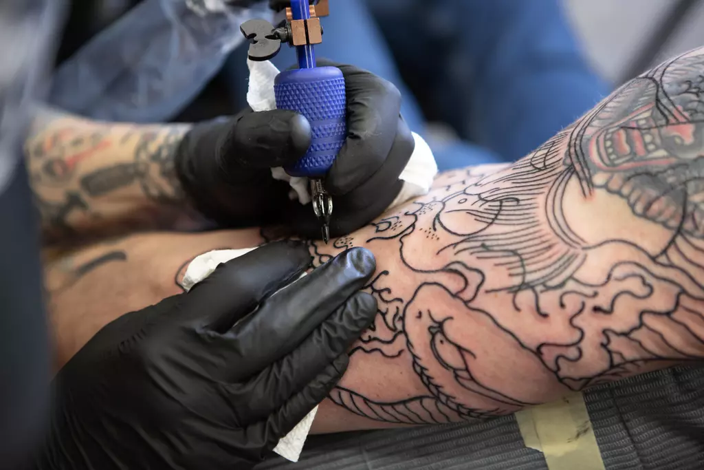 arm med en hårløs tatovering