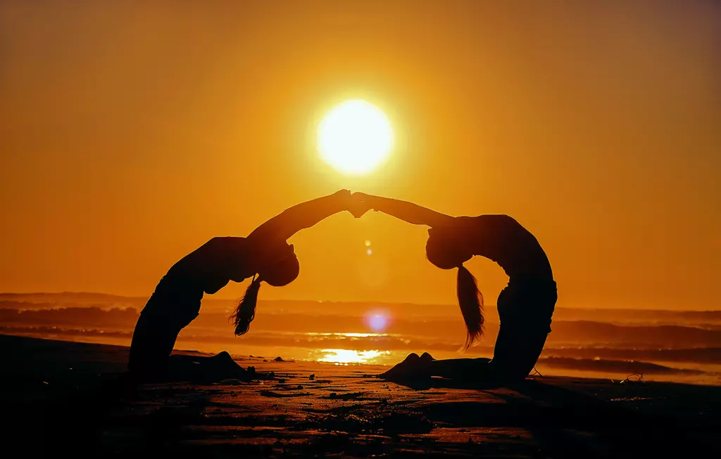 poses de yoga en pareja