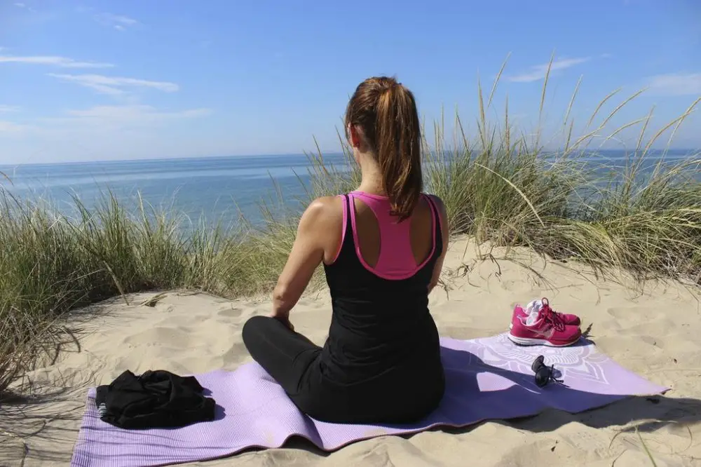 poses de yoga en la playa