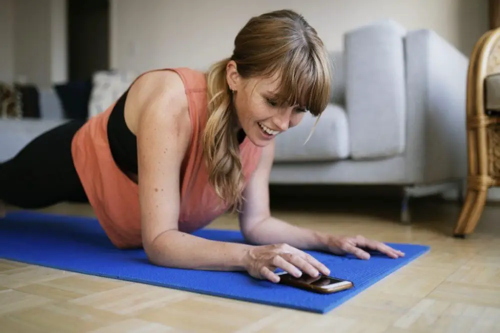 mujer haciendo ejercicios de core en casa