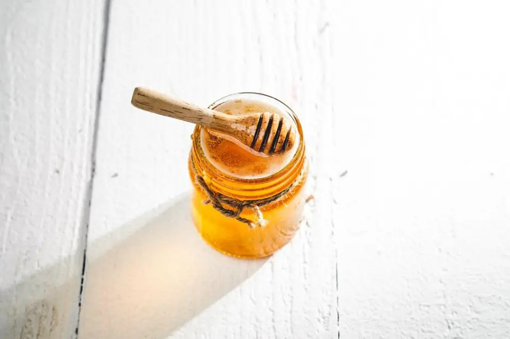 miel congelada en un tarro